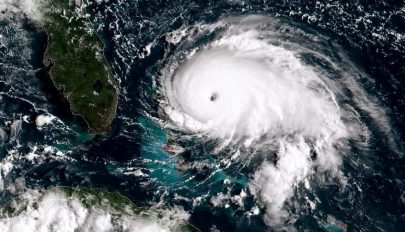 Óránként 300 kilométeres sebességű széllel süvít Florida felé a Dorian hurrikán