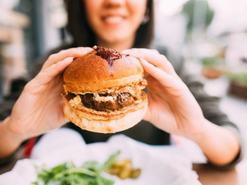 Több mint 6,1 millió hamburgert vásároltak a romániaiak az elmúlt egy évben