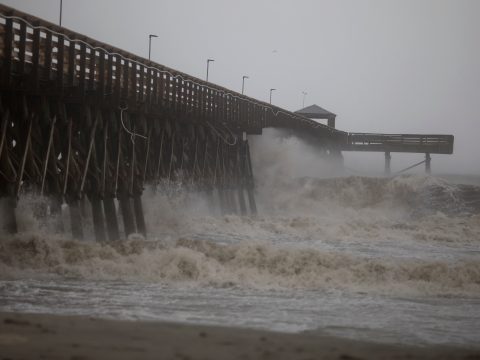 Észak- és Dél-Karolinában pusztít a változó erősségű Dorian hurrikán