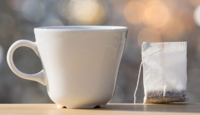Mikroműanyagok milliárdjai jutnak a csészénkbe a műanyag teafilterekből