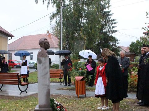 Imreh István-szobrot avattak Bodokon