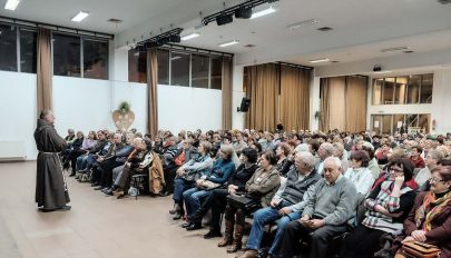 Rohamoztak az ötven felettiek