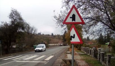 Közlekedési táblákat rongáltak meg