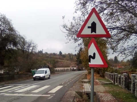 Közlekedési táblákat rongáltak meg