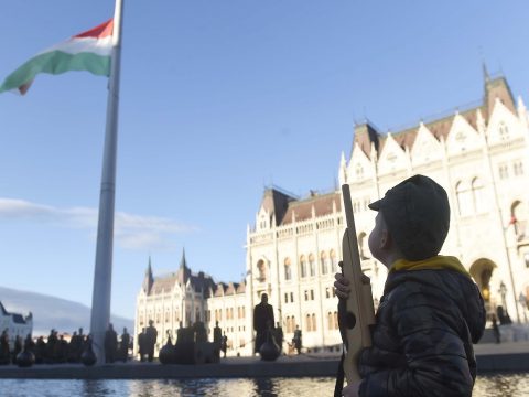 Aradi vértanúk: felvonták, majd félárbócra engedték a nemzeti lobogót a Parlament előtt