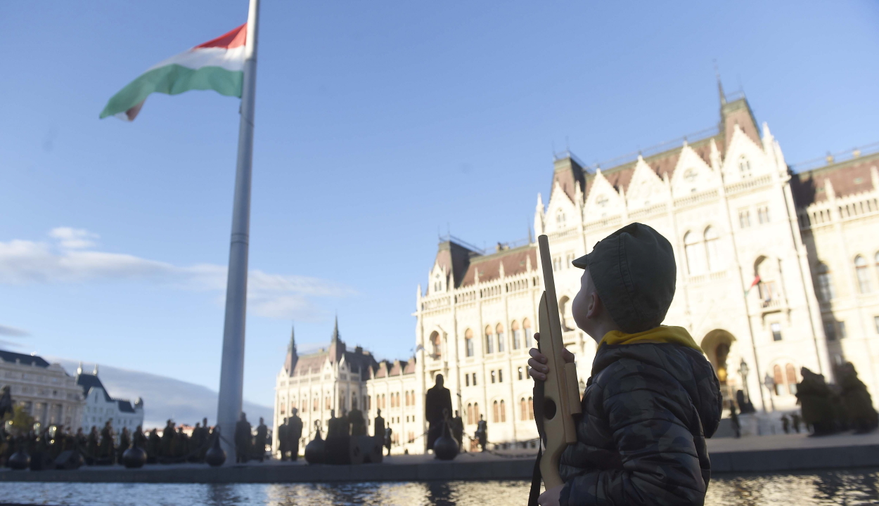 Aradi vértanúk: felvonták, majd félárbócra engedték a nemzeti lobogót a Parlament előtt