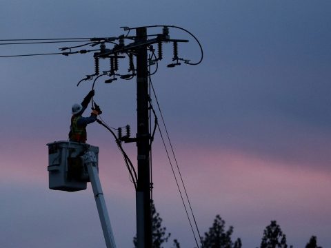 800 ezer fogyasztónál állítják le az áramszolgáltatást a bozóttüzek elkerülése érdekében Kaliforniában