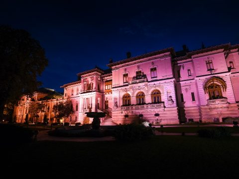 Rózsaszín megvilágítást kapott a Cotroceni-palota a mellrák elleni küzdelem világnapja alkalmából