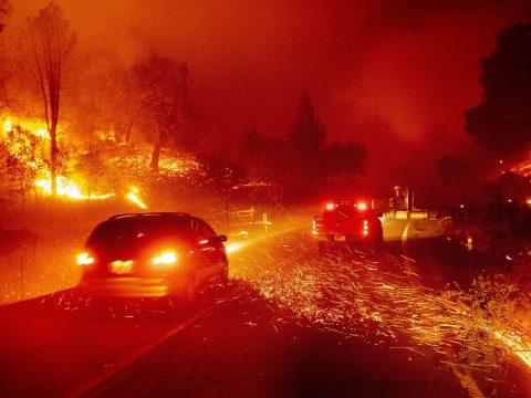 Kaliforniában ismét megszűnt az áramszolgáltatás, ezrek menekülnek a tűzvész elől