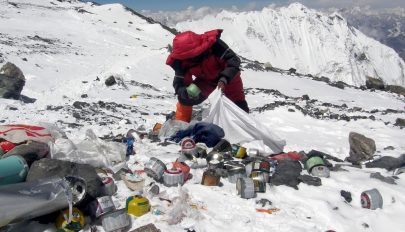 Újrahasznosítják a Mount Everesten összegyűjtött hulladékot