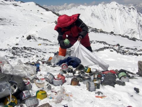 Újrahasznosítják a Mount Everesten összegyűjtött hulladékot