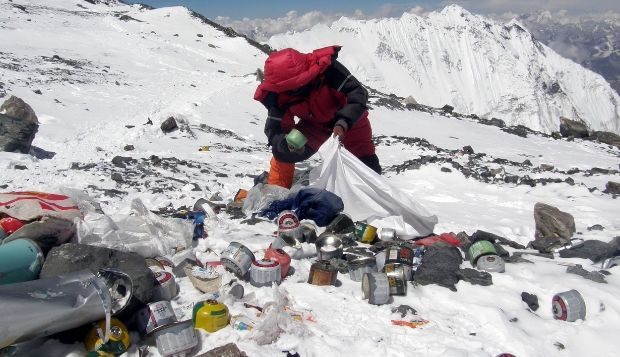 Újrahasznosítják a Mount Everesten összegyűjtött hulladékot