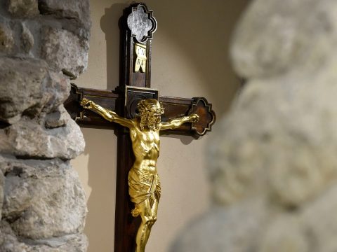 Feszület helyett térképet tenne a tantermekbe az olasz oktatási miniszter