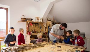 Szombaton a gyermekek is kézművesek lehettek: nemezelők vagy hangszer készítők, Demeter Miklós kisinasai 