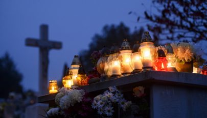 A katolikusok az összes szentről és minden elhunytról megemlékeznek
