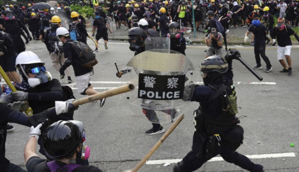 A hongkongi rendőrség kijárási tilalmat szorgalmaz