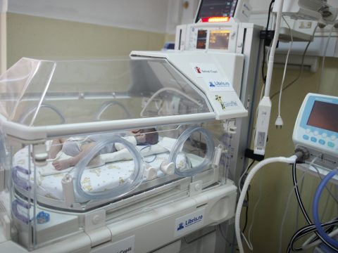 Pintea: befejeződött a beszerzési eljárás az újszülöttosztályokra szánt inkubátorokra