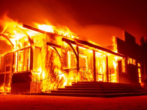 Rendkívüli állapotot hirdettek Kaliforniában a tűzvészek miatt