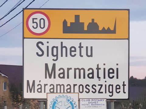 Két napig álltak Máramarossziget kétnyelvű helységnévtáblái