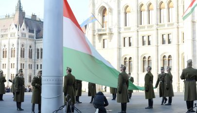 Október 23: felvonták a nemzeti lobogót az Országház előtt