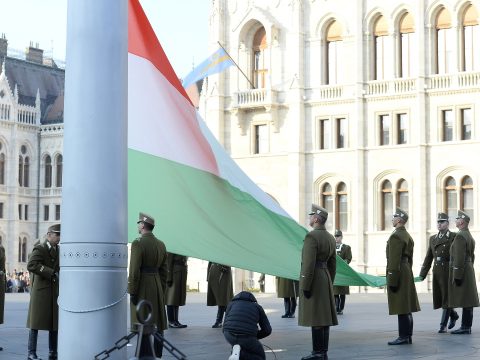 Október 23: felvonták a nemzeti lobogót az Országház előtt