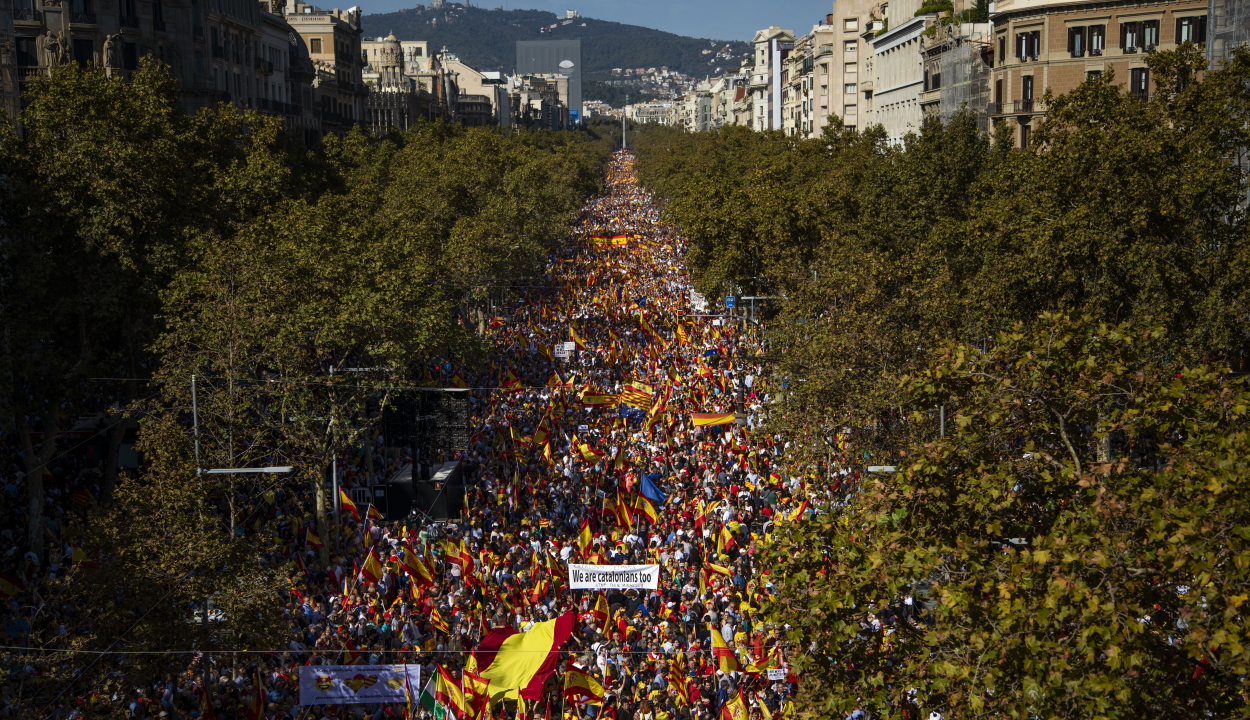 Tízezrek vonultak utcára Spanyolország egységéért Barcelonában