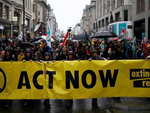 Több száz klímavédelmi aktivistát állítottak elő Brüsszelben