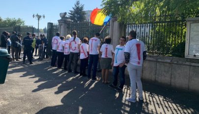 Bizalmatlansági indítvány: kisebb csoport tüntet a parlament épülete előtt