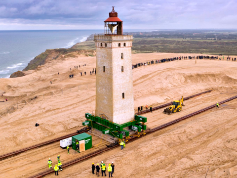 Odébb toltak egy világítótornyot Dániában, hogy nehogy összedőljön