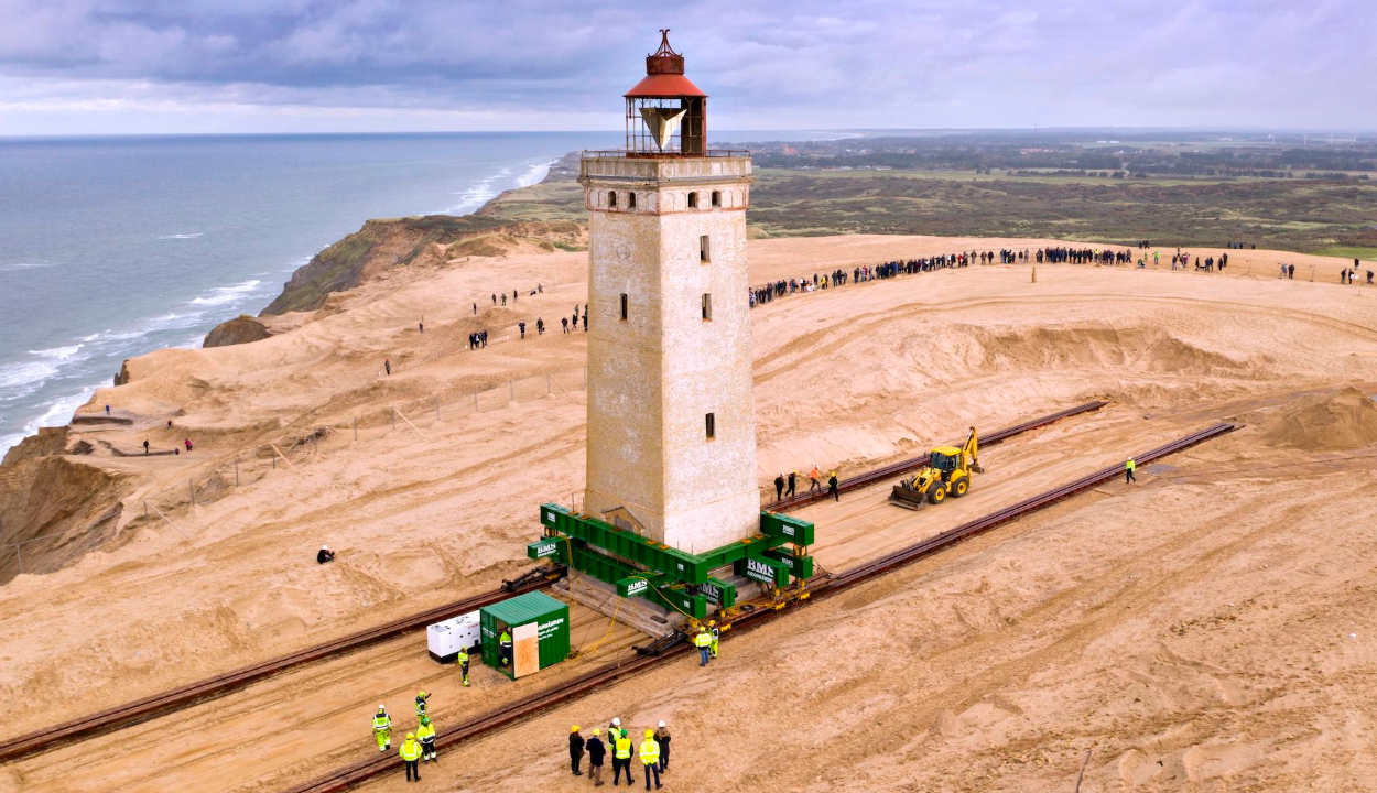 Odébb toltak egy világítótornyot Dániában, hogy nehogy összedőljön