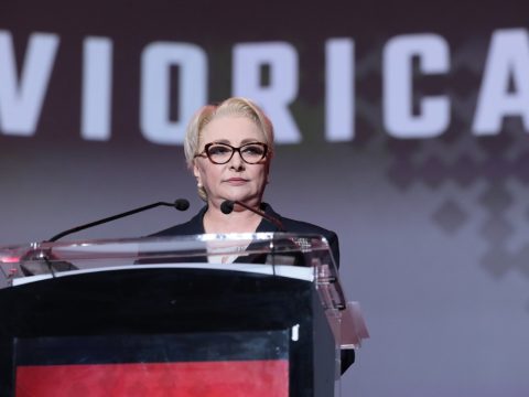 Dăncilă: harcolni fogok, hogy megmentsem Romániát eddigi legmérgezőbb államfőjétől