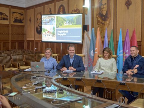 Álljanak fel a képernyő elől!