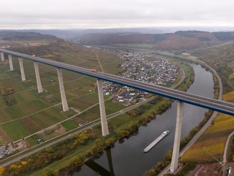 Elkészült Európa második legmagasabb hídja