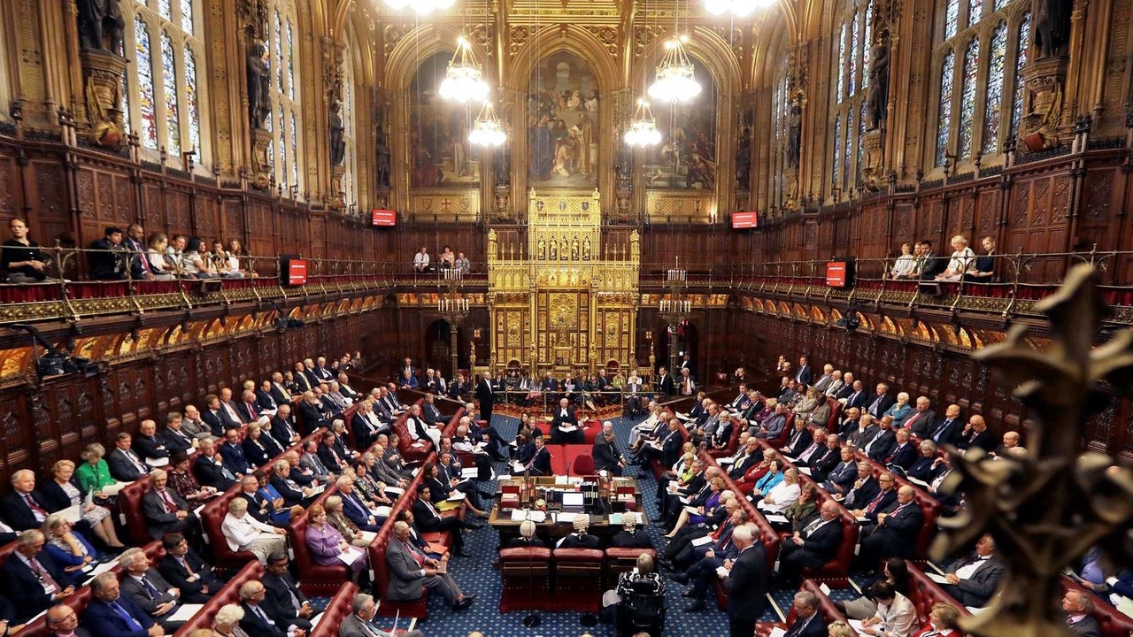 Hivatalosan is feloszlott a brit parlament