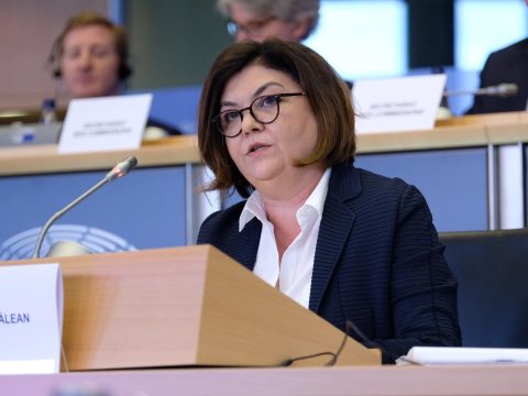 Elfogadta Adina Vălean jelölését az EP, noha két bizottságnak is fenntartásai voltak
