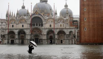 Rekord magasságú árvíz öntötte el Velencét, két ember meghalt
