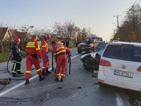 Két személygépkocsi és egy kisteherautó ütközött Marosvásárhelyen, egy férfi súlyosan megsérült