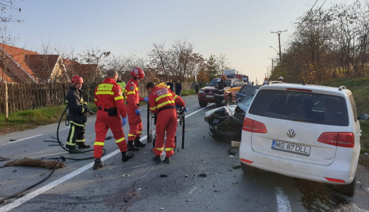 Két személygépkocsi és egy kisteherautó ütközött Marosvásárhelyen, egy férfi súlyosan megsérült