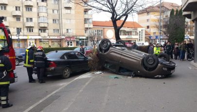 FRISSÍTVE: Súlyos baleset Szentgyörgyön: felborult és a járdára repült az egyik autó