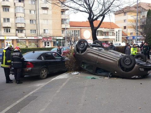 FRISSÍTVE: Súlyos baleset Szentgyörgyön: felborult és a járdára repült az egyik autó