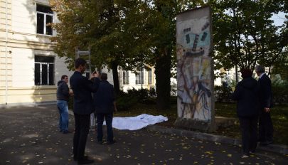 Bukarestben állították ki a berlini fal 3 tonnás darabját