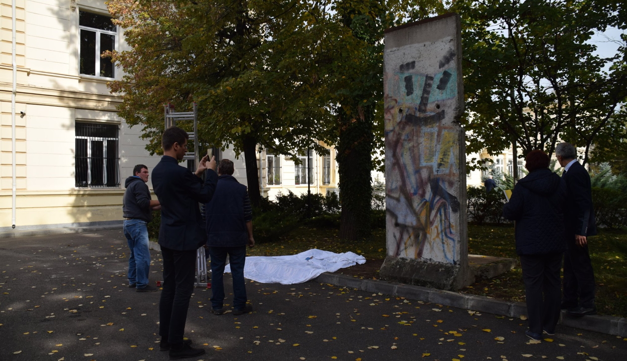 Bukarestben állították ki a berlini fal 3 tonnás darabját