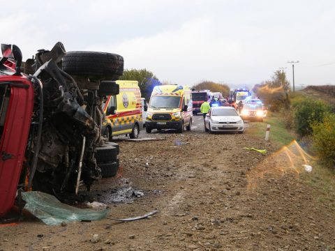 Legalább tizenketten meghaltak egy szlovákiai buszbalesetben