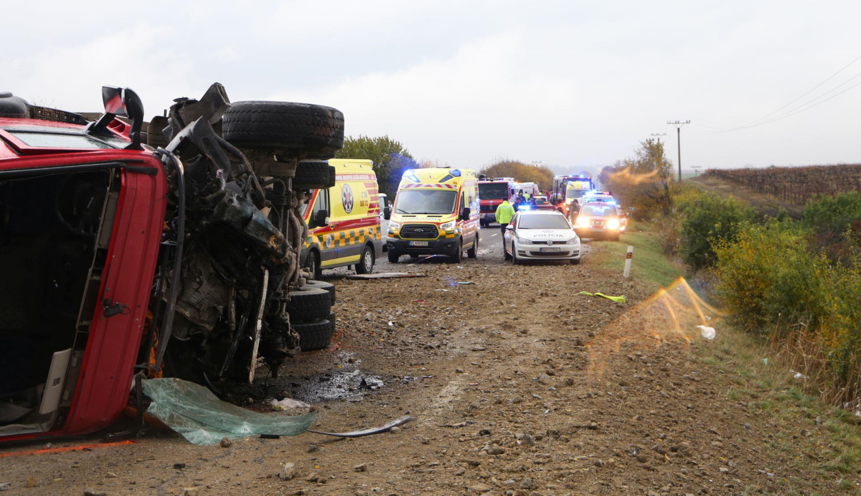 Legalább tizenketten meghaltak egy szlovákiai buszbalesetben