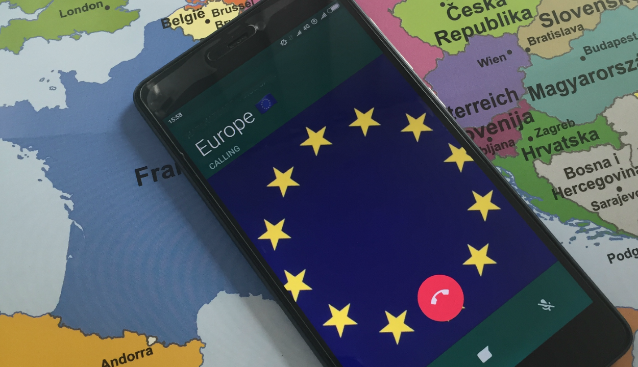 Az EU további tíz évvel meghosszabbítja az uniós roaming-díjakra vonatkozó szabályokat