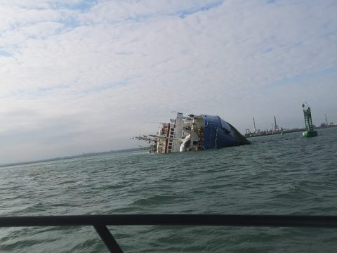 FRISSÍTVE: Több mint 14 ezer juhval a rakterében süllyedt el egy hajó a midiai kikötőben