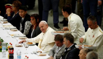 Ezerötszáz szegény ebédelt Ferenc pápával a Vatikánban