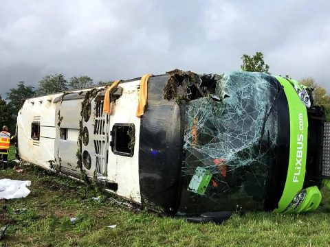 Harminchárman sérültek meg egy franciaországi buszbalesetben, köztük két román állampolgár