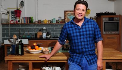 Az otthoni csőd ellenére terjeszkedik Jamie Oliver