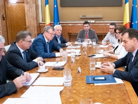 Tanügyi szakszervezetek: a kormány betartja béremelésre vonatkozó ígéretét